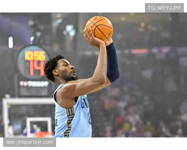 杰克逊比上季更靠挡拆为莫兰特拉开三分空间