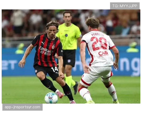 AC米兰边路过度依赖莱奥，隐患已逐步反映在攻防稳定性上