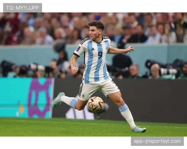 为何阿尔瓦雷斯总能抓住机会？效率型前锋的成长逻辑